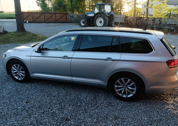 Volkswagen Passat cena 57600 przebieg: 312675, rok produkcji 2015 z Inowrocław małe 211